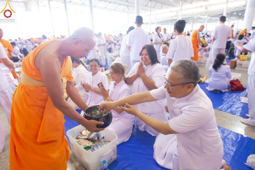 ภาพ No.222092:วันที่ 4 พฤษภาคม พ.ศ. 2568 พิธีตักบาตร เนื่องในวันอาทิตย์ต้นเดือน ณ บ้านแก้วเรือนทองคุณยายฯ วัดพระธรรมกาย