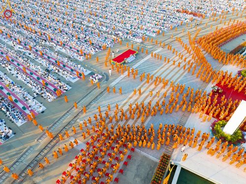 ภาพ No.105293:พิธีตักบาตรฉลองพระบวชใหม่ รุ่นบูชาธรรมมหาปูชนียาจารย์ และต้อนรับศักราชใหม่ วันจันทร์ที่ 1 มกราคม พ.ศ. 2567 ณ ลานธรรมพระมหาธรรมกายเจดีย์ วัดพระธรรมกาย