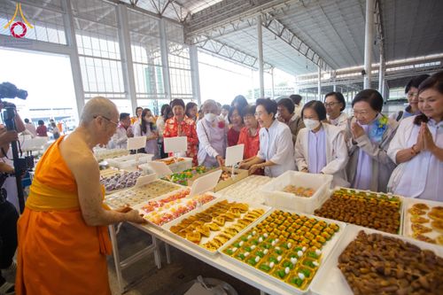 ภาพ No.203245:พิธีถวายภัตตาหารเป็นสังฆทาน แด่พระธรรมยาตรา ณ วัดพระธรรมกาย ตำบลคลองสาม อำเภอคลองหลวง จังหวัดปทุมธานี ในโครงการธรรมยาตรา กตัญญูบูชา มหาปูชนียาจารย์ พระมงคลเทพมุนี(สด จนฺทสโร) พระผู้ปราบมาร อนุสรณ์สถาน 7 แห่ง ปีที่ 13 วันที่ 29 มกราคม พ.ศ. 2568