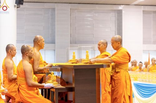 ภาพ No.159526:สัมมนาพิเศษและพิธีมอบองค์พระธรรมกาย 2,000 องค์ ณ ห้องแก้วสารพัดนึก 1 วัดพระธรรมกาย วันอาทิตย์ต้นเดือนที่ 6 ตุลาคม พ.ศ. 2567