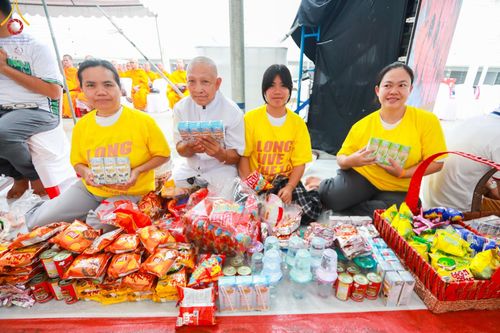 ภาพ No.146492:มหาสังฆทานถวายเป็นพุทธบูชาครั้งยิ่งใหญ่ โครงการทำบุญตักบาตร เพื่อถวายเป็นพระราชกุศล เนื่องในโอกาสมหามงคลเฉลิมพระชนมพรรษา พระบาทสมเด็จพระเจ้าอยู่ห้วฯ ทรงเจริญพระชนมพรรษา 6 รอบ 72 พรรษา