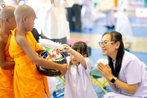 ภาพ No.243527:วันที่ 7 กันยายน พ.ศ. 2568 พิธีตักบาตร ข้าวสารอาหารแห้ง ในวันครูผู้ค้นพบวิชชาธรรมกาย ณ บ้านแก้วเรือนทองคุณยายฯ สภาธรรมกายสากล วัดพระธรรมกาย