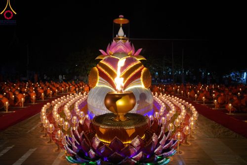 ภาพ No.112220:พิธีจุดประทีปถวายเป็นพุทธบูชา และบูชาธรรมมหาปูชนียาจารย์ พระมงคลเทพมุนี(สด จนฺทสโร) ในโครงการธรรมยาตรา กตัญญูบูชา มหาปูชนียาจารย์ พระมงคลเทพมุนี(สด จนฺทสโร) พระผู้ปราบมาร อนุสรณ์สถาน 7 แห่ง ปีที่ 12 วันที่ 14 มกราคม พ.ศ. 2567 ณ วัดสองพี่น้อง อ.สองพี่น้อง