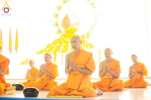 ภาพ No.209381:วันอาทิตย์ที่ 2 มีนาคม พ.ศ. 2568 พิธีตักบาตร ข้าวสารอาหารแห้ง ณ บ้านแก้วเรือนทองคุณยายฯ สภาธรรมกายสากล วัดพระธรรมกาย