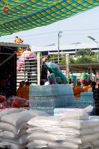 ภาพ No.273725:วันที่ 27 พฤศจิกายน พ.ศ. 2568 คณะศิษยานุศิษย์วัดพระธรรมกาย มูลนิธิธรรมกาย มอบอาหารและสิ่งของความช่วยเหลือให้พี่น้องชาวใต้ ผู้ประสบอุทกภัยน้ำท่วม