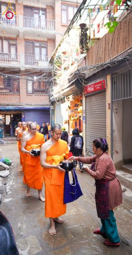 ภาพ No.132586:สามเณรเนปาล บิณฑบาต ย่านทาเมล เมืองกาฐมาณฑุ และเมืองปาฏัน ในโครงการบรรพชา 1,250 รูป ประเทศเนปาล วันที่ 20 มีนาคม พ.ศ. 2567
