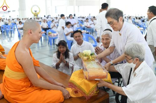 ภาพ No.162181:พิธีถวายภัตตาหารเมนูสวรรค์ เนื่องในวันออกพรรษา (ขึ้น 15 ค่ำ เดือน 11) วันพฤหัสบดีที่ 17 ตุลาคม พ.ศ. 2567 ณ หอฉันคุณยายอาจารย์ฯ วัดพระธรรมกาย