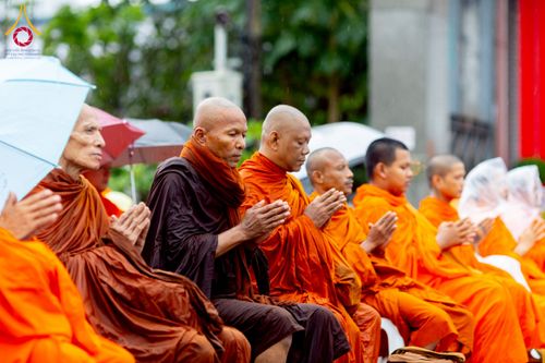 ภาพ No.226127:วันอาทิตย์ที่ 25 พฤษภาคม พ.ศ. 2568 พิธีตักบาตรพระ 1,000 รูปเมืองตรัง ครบรอบ 110 ปี เมืองทับเที่ยง ถวายเป็นพุทธบูชา ถวายเป็นพระราชกุศลแด่รัชกาลที่ 10 และอุทิศส่วนกุศลแด่อดีตเจ้าเมืองตรัง และบรรพบุรุษ ณ บริเวณหน้าศาลากลางจังหวัดตรัง ถนนพระราม 6