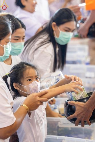 ภาพ No.158978:พิธีตักบาตร ในวันอาทิตย์ต้นเดือน วันที่ 6 ตุลาคม พ.ศ. 2567 ณ สภาธรรมกายสากล วัดพระธรรมกาย