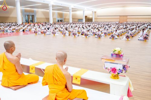 ภาพ No.145285:พิธีถวายผ้าอาบน้ำฝนและประทีปโคมไฟ ณ สภาธรรมกายสากล วัดพระธรรมกาย วันเสาร์ที่ 20 กรกฎาคม พ.ศ. 2567