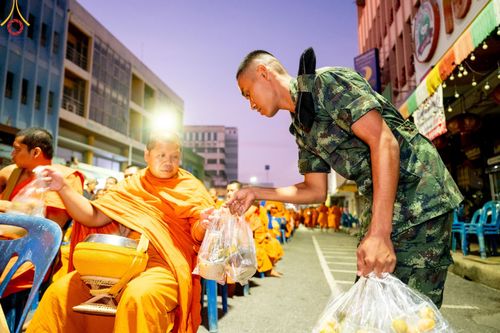 V.55 ทีมใหญ่ที่หาดใหญ่ เจ้าหน้าที่ทุกสถานะ หลายสัญชาติ ร่วมกันจัดงานตักบาตรที่หาดใหญ่ วันที่ 10-11 สิงหาคม พ.ศ. 2567