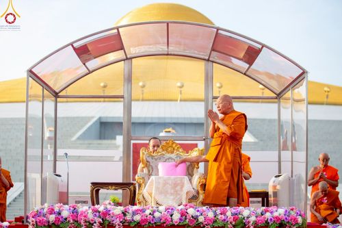 ภาพ No.221609:วันอังคารที่ 22 เมษายน พ.ศ. 2568 ภาพพิธีถวายมหาสังฆทานคณะสงฆ์ 40,000 กว่าวัดทั่วประเทศ เนื่องในวันคุ้มครองโลก ชุดที่ 2 (ปลื้มให้สมการรอคอย) ณ ลานธรรมพระมหาธรรมกายเจดีย์ วัดพระธรรมกาย