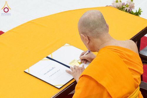 ภาพ No.160850:พิธีเจริญพระพุทธมนต์ และปิดแผ่นทองรูปเหมือน พระเดชพระคุณพระมงคลเทพมุนี (สด จนฺทสโร) พระผู้ปราบมาร จำนวน 3 องค์ วันเสาร์ที่ 5 ตุลาคม พ.ศ. 2567 ณ อาคารปลูกศรัทธา 2 (ชานชลาเดิม) วัดพระธรรมกาย อ.คลองหลวง จ.ปทุมธานี