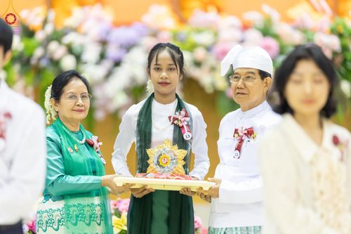 ภาพ No.124688:พิธีมอบโล่วัชรเกียรติยศ โครงการตอบปัญหาศีลธรรมเพื่อสันติภาพโลก (World-PEC) ต่างประเทศ ครั้งที่ 17 ณ ห้องแก้วสารพัดนึก 1 วัดพระธรรมกาย ในวันมาฆบูชา เสาร์ที่ 24 กุมภาพันธ์ พ.ศ. 2567