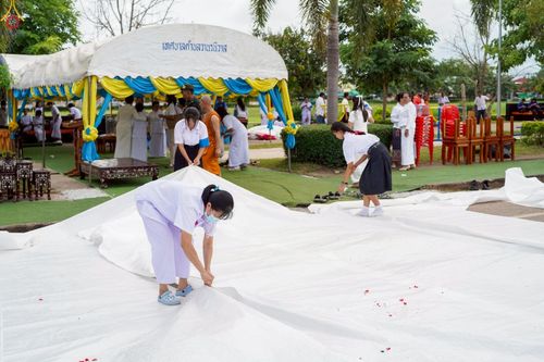 ภาพ No.229900:วันพฤหัสบดีที่ 26 มิถุนายน พ.ศ. 2568 พิธีตักบาตรพระ 1,165 รูป ฉลองก่อตั้งเมืองวานรนิวาส ครบรอบ 164 ปี ณ ถนนวานรนิวาส-อากาศอำนวย อ.วานรนิวาส จ.สกลนคร