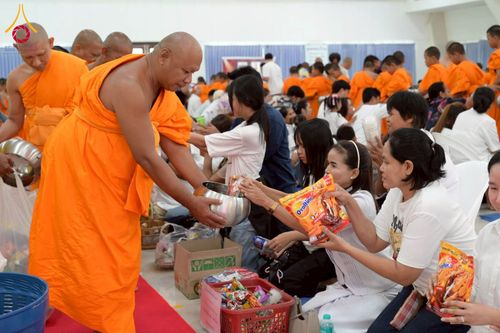 ภาพ No.218100:วันอาทิตย์ที่ 13 เมษายน พ.ศ. 2568 พิธีตักบาตรฉลองสามเณรใหม่ 75 รูป เนื่องในวันสงกรานต์ (โครงการบรรพชาสามเณรฟื้นฟูพระพุทธศาสนาทั่วไทย ประจำปีพุทธศักราช 2568) ณ ศูนย์ปฏิบัติธรรมระยอง(บ้านช่องลม) ตำบลบางบุตร อำเภอบ้านค่าย จังหวัดระยอง