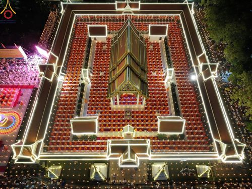 ภาพ No.197196:พิธีจุดประทีปถวายเป็นพุทธบูชา และบูชาธรรมมหาปูชนียาจารย์ ณ วัดโบสถ์(บน) ตำบลบางคูเวียง อำเภอบางกรวย จังหวัดนนทบุรี ในโครงการธรรมยาตรา กตัญญูบูชา มหาปูชนียาจารย์ พระมงคลเทพมุนี(สด จนฺทสโร) พระผู้ปราบมาร อนุสรณ์สถาน 7 แห่ง ปีที่ 13 วันที่ 18 มกราคม พ.ศ. 25