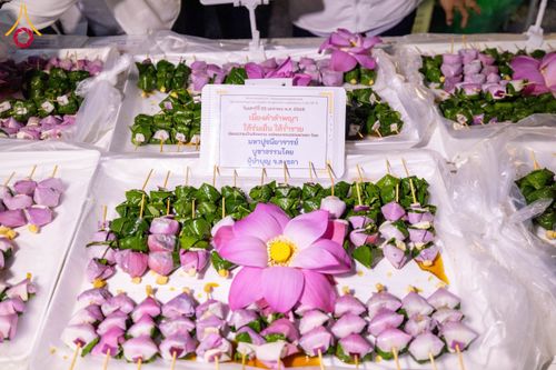 ภาพ No.201482:พิธีถวายภัตตาหารเป็นสังฆทาน แด่พระธรรมยาตรา ณ อนุสรณ์สถานบางปลา วัดบางปลา อำเภอบางเลน จังหวัดนครปฐม ในโครงการธรรมยาตรา กตัญญูบูชา มหาปูชนียาจารย์ พระมงคลเทพมุนี(สด จนฺทสโร) พระผู้ปราบมาร อนุสรณ์สถาน 7 แห่ง ปีที่ 13 วันที่ 25 มกราคม พ.ศ. 2568