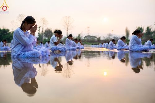 ภาพ No.63324:Photo Story  มหัศจรรย์วัดดงดินแดง Episode 1  พิธีปลงผมนาคธรรมทายาท  ในโครงการบรรพชาอุปสมบทหมู่ ฟื้นฟูพระพุทธศาสนาทั่วไทย วัดดงดินแดง ณ ลำน้ำแม่ตื่น อ.อมก๋อย จ.เชียงใหม่ วันที่ 2 เมษายน พ.ศ. 2567