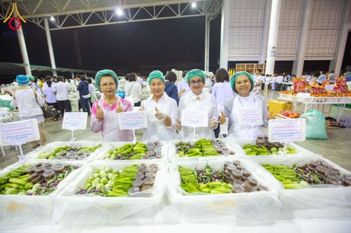 ภาพ No.202733:พิธีถวายภัตตาหารเป็นสังฆทาน แด่พระธรรมยาตรา ณ วัดพระธรรมกาย ตำบลคลองสาม อำเภอคลองหลวง จังหวัดปทุมธานี ในโครงการธรรมยาตรา กตัญญูบูชา มหาปูชนียาจารย์ พระมงคลเทพมุนี(สด จนฺทสโร) พระผู้ปราบมาร อนุสรณ์สถาน 7 แห่ง ปีที่ 13 วันที่ 28 มกราคม พ.ศ. 2568