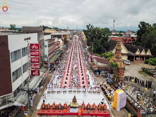 ภาพ No.146291:ตักบาตรพระ 1,384 รูป ทำบุญเมืองฝางครบรอบ 1,383 ปี ถวายเป็นพระราชกุศลแด่พระบาทสมเด็จพระเจ้าอยู่หัว เนื่องในโอกาสพระราชพิธีมหามงคล เฉลิมพระชนมพรรษา 6 รอบ 72 พรรษา วันเสาร์ที่ 27 กรกฎาคม พ.ศ.2567  ณ ถนนหน้าที่ว่าการอำเภอฝาง จ.เชียงใหม่