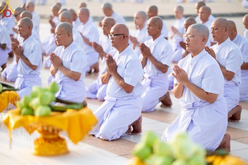 ภาพ No.217000:วันเสาร์ที่ 12 เมษายน พ.ศ. 2568 พิธีเวียนประทักษิณรอบพระมหาธรรมกายเจดีย์  พิธีวันทาเจดีย์ พิธีขอขมาและมอบผ้าไตร ในโครงการอุปสมบทหมู่ บูชาธรรมหลวงพ่อธัมมชโย, โครงการธรรมทายาท ระดับอุดมศึกษา รุ่นที่ 52 ,  โครงการบวชพระนานาชาติ AEC & WAB CEO รุ่นที่ 4 , ณ ว