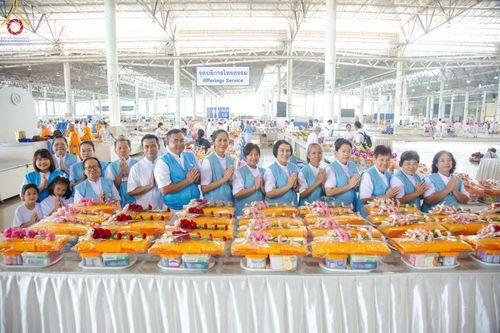 ภาพ No.177625:พิธีตักบาตรและพิธีบูชาข้าวพระ ในวันอาทิตย์ต้นเดือนที่ 1 ธันวาคม พ.ศ. 2567 ณ สภาธรรมกายสากล วัดพระธรรมกาย