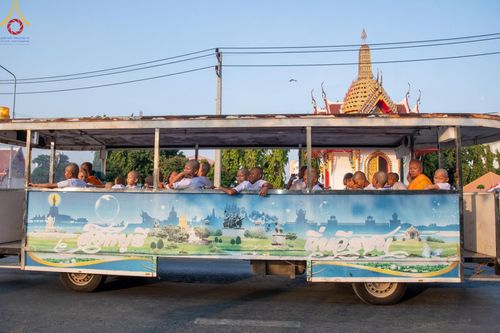 ภาพ No.59170:พิธีปลงผมและแห่นาคธรรมทายาท ในโครงการบรรพชาสามเณร ภาคฤดูร้อน เฉลิมพระเกียรติพระบาทสมเด็จพระเจ้าอยู่หัว เนื่องในโอกาส  พระราชพิธีมหามงคลเฉลิมพระชนมพรรษา 6 รอบ  ปลงผมนาคในวันที่ 21 เมษายน พ.ศ 2567 ณ วัดกลางธนรินทร์ (ธรรมอุทยานบ้านแป้ง)