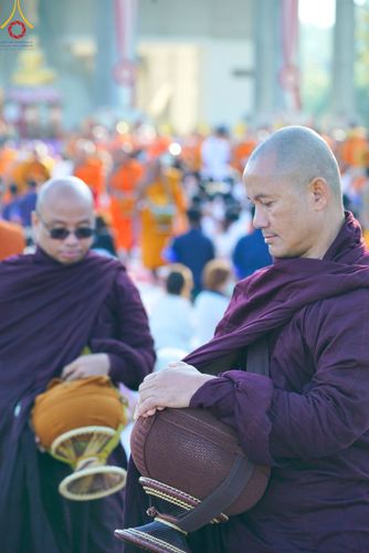 ภาพ No.103890:พิธีตักบาตรพระ 1,000 รูป ครั้งที่ 7 ถวายเป็นพุทธบูชา เพื่อช่วยเหลือคณะสงฆ์ 323 วัด 4 จังหวัดชายแดนภาคใต้ และถวายแด่คณะสงฆ์จังหวัดพิษณุโลก ณ ลานธรรมธุดงคสถานพิษณุโลก อ.วังทอง จ.พิษณุโลก วันที่ 24 ธันวาคม พ.ศ. 2566