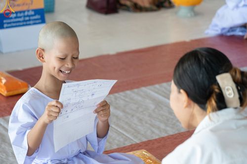 ภาพ No.133956:พิธีขอขมามอบผ้าไตร โครงการบรรพชาสามเณร ศูนย์อบรมวัดพระธรรมกาย ณ วัดพระธรรมกาย วันเสาร์ที่ 6 เมษายน พ.ศ. 2567