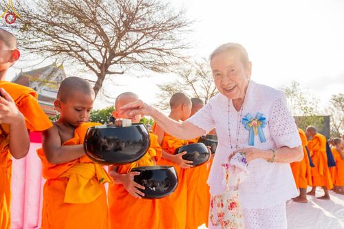 ภาพ No.58167:พิธีตักบาตรพระภิกษุและสามเณร 180 รูป ณ ลานองค์พระสมุทรเจดีย์ จ.สมุทรปราการ วันเสาร์ที่ 27 เมษายน พ.ศ. 2567