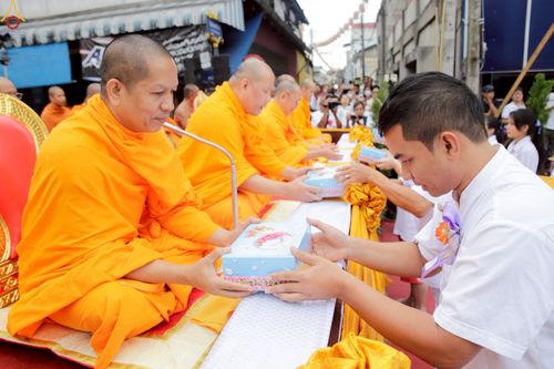 ภาพ No.245298:วันอาทิตย์ที่ 14 กันยายน พ.ศ. 2568 ตักบาตรพระ 555 รูป มหากุศล  น้อมถวายเป็นพุทธบูชา ณ หอนาฬิกาเบตง อ.เบตง จ.ยะลา