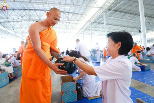 ภาพ No.149953:พิธีตักบาตร , พิธีปฎิบัติธรรม , พิธีถวายภัตตาหารเมนูสวรรค์ ในพรรษาแห่งการเข้าถึงธรรม วันธรรมชัย วันอังคารที่ 27 สิงหาคม พ.ศ.2567 ณ สภาธรรมกายสากล วัดพระธรรมกาย