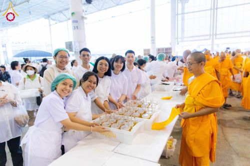 ภาพ No.204338:พิธีถวายภัตตาหารเป็นสังฆทาน แด่พระธรรมยาตรา ณ วัดพระธรรมกาย ตำบลคลองสาม อำเภอคลองหลวง จังหวัดปทุมธานี ในโครงการธรรมยาตรา กตัญญูบูชา มหาปูชนียาจารย์ พระมงคลเทพมุนี(สด จนฺทสโร) พระผู้ปราบมาร อนุสรณ์สถาน 7 แห่ง ปีที่ 13 วันที่ 31 มกราคม พ.ศ. 2568