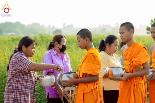 ภาพ No.217985:วันศุกร์ที่ 11 เมษายน พ.ศ. 2568 พระและสามเณร 99 รูป จากศูนย์ปฏิบัติธรรมระยอง(บ้านช่องลม) บิณฑบาต ณ ทุ่งปอเทือง ต.บางบุตร อ.บ้านค่าย จ.ระยอง เพื่อเป็นการฝึกสามเณรภาคฤดูร้อน ผ่านกิจวัตรบิณฑบาตในพื้นที่ชุมชน