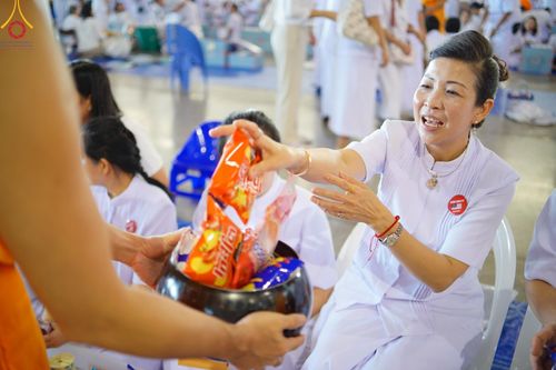 ภาพ No.167541:พิธีตักบาตรและพิธีบูชาข้าวพระ ในวันอาทิตย์ที่ 3 พฤศจิกายน พ.ศ. 2567 ณ วัดพระธรรมกาย