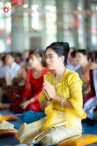 ภาพ No.143725:พิธีถวายผ้าไตร, สวดธรรมจักร, ปฏิบัติธรรม และฟังแสดงพระธรรมเทศนา ภาษาเมียนมา โดยมีสาธุชนชาวเมียนมากว่า 4,000 คน เข้าร่วมพิธี ณ มหารัตนวิหารคด วัดพระธรรมกาย วันอาทิตย์ที่ 7 กรกฎาคม พ.ศ. 2567