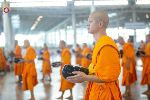 ภาพ No.256819:วันที่ 5 ตุลาคม พ.ศ. 2568 พิธีตักบาตร ข้าวสารอาหารแห้ง ณ บ้านแก้วเรือนทองคุณยายฯ สภาธรรมกายสากล วัดพระธรรมกาย