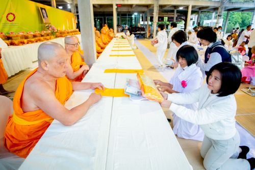 ภาพ No.194952:พิธีถวายภัตตาหารเป็นสังฆทาน แด่พระธรรมยาตรา ณ อนุสรณ์สถานมหาวิหารพระมงคลเทพมุนี (โลตัสแลนด์) อ.สองพี่น้อง จ.สุพรรณบุรี ในโครงการธรรมยาตรา กตัญญูบูชา มหาปูชนียาจารย์ พระมงคลเทพมุนี(สด จนฺทสโร) พระผู้ปราบมาร แห่ง ปีที่ 13 วันที่ 14 มกราคม พ.ศ.2568