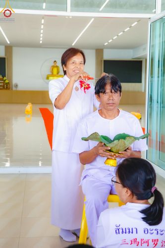 ภาพ No.186506:พิธีตัดปอย ปลงผม เวียนประทักษิณ  มอบบาตรผ้าไตร ขอขมาผู้ปกครอง และพิธีบรรพชาอุปสมบท  โครงการอุปสมบทหมู่บูชาธรรมมหาปูชนียาจารย์  ประจำปี 2567 ณ ศูนย์ปฏิบัติธรรมภาคใต้และวัดคงคาเลียบ อ.บางกล่ำ จ.สงขลา วันอาทิตย์ที่ 8 ธันวาคม พ.ศ. 2567