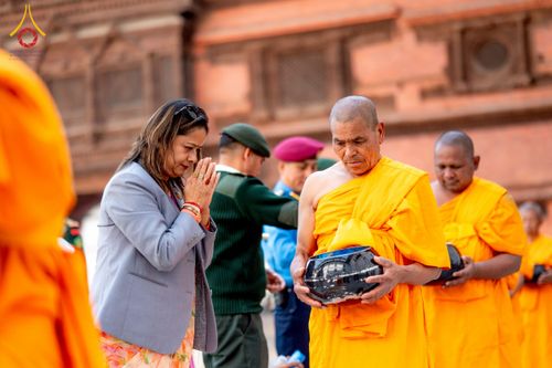 ภาพ No.213159:วันที่ 17 - 18 มีนาคม พ.ศ. 2568 คณะสงฆ์และสามเณรเดินบิณฑบาต รอบเมืองในพื้นที่ วัดสยมภูวนาถและราชวังปาตัน ณ เมืองกาฐมาณฑุ ประเทศเนปาล