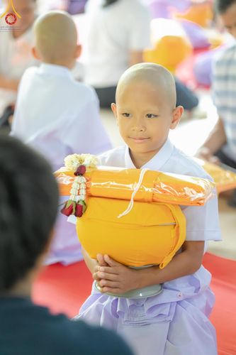 ภาพ No.135099: พิธีบรรพชาสามเณร  พิธีตักบาตรฉลองสามเณรใหม่ วันที่ 1 เมษายน พ.ศ.2567 ในโครงการบรรพชาสามเณรฟื้นฟูพระพุทธศาสนาทั่วไทย ณ ศูนย์ปฏิบัติธรรมแก้วเมืองเลย