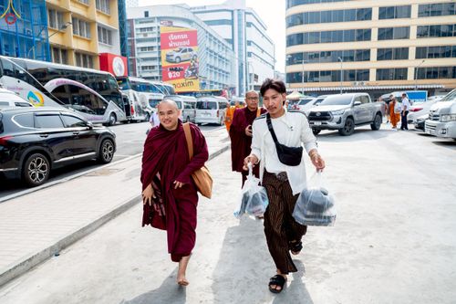 ภาพ No.237388:วันที่ 9-10 สิงหาคม พ.ศ. 2568 การเตรียมงาน เก็บงาน ของเจ้าหน้าที่ทุกสถานะ ในงานมหาสังฆทาน ตักบาตรพระ 10,000 รูป ใจกลางเมืองหาดใหญ่ จ.สงขลา