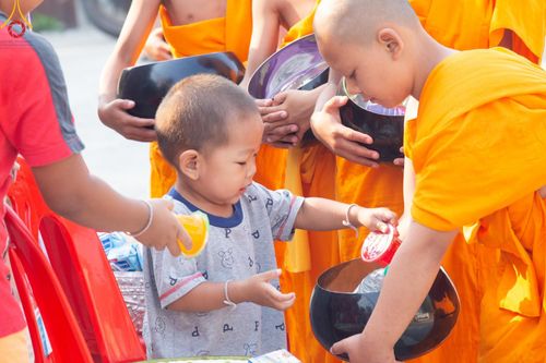 ภาพ No.62300:Photo Story  มหัศจรรย์วัดดงดินแดง Episode 4 กิจกรรมตักบาตรฉลองพระ-เณรกว่า 500 รูป