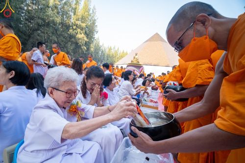 ภาพ No.107585:พิธีตักบาตรพระธรรมยาตราฯ ในโครงการธรรมยาตรากตัญญูบูชา มหาปูชนียาจารย์ พระมงคลเทพมุนี(สด จนฺทสโร) พระผู้ปราบมาร ปีที่ 12 ณ อนุสรณ์สถานมหาวิหารพระมงคลเทพมุนี อ.สองพี่น้อง จ.สุพรรณบุรี วันที่ 7 มกราคม พ.ศ. 2567