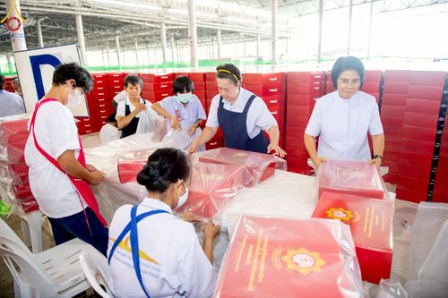 ภาพ No.214382:วันที่ 29 มีนาคม พ.ศ.2568 กิจกรรมใส่ถุงซิปกล่องไทยธรรม เพื่อรักษาความประณีตของกล่องไทยธรรม ในทุกสภาพอากาศ ณ บ้านแก้วเรือนทองคุณยาย วัดพระธรรมกาย