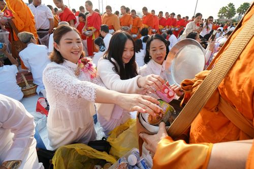 ภาพ No.180468:พิธีตักบาตรพระ ๑,๐๐๐ รูป ฉลองเมืองลำปาง ๑,๓๔๔ ปี วันเสาร์ที่ ๗ ธันวาคม พ.ศ. ๒๕๖๗ ณ ลานพระบรมราชานุสาวรีย์ พระนเรศวรมหาราช อ.เกาะคา จ.ลำปาง