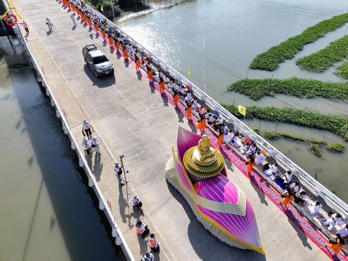 ภาพ No.193307:พิธีต้อนรับพระธรรมยาตรา ณ อนุสรณ์สถาน สถานที่เกิดในเพศสมณะ วัดสองพี่น้อง อำเภอสองพี่น้อง จังหวัดสุพรรณบุรี ในโครงการธรรมยาตรา กตัญญูบูชา มหาปูชนียาจารย์ พระมงคลเทพมุนี(สด จนฺทสโร) พระผู้ปราบมาร อนุสรณ์สถาน 7 แห่ง ปีที่ 13 วันที่ 11 มกราคม พ.ศ. 2568