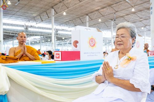 ภาพ No.85412:พิธีถวายมหาสังฆทานคณะสงฆ์ 2000 กว่าวัดทั่วประเทศปีที่ 23, พิธีถวายไทยธรรมคณะสงฆ์ 323 วัด 4 จังหวัดชายแดนภาคใต้, พิธีมอบปัจจัยช่วยเหลือครู 4 จังหวัดชายแดนภาคใต้ ณ สภาธรรมกายสากล วัดพระธรรมกาย ในวันสมาธิโลก อาทิตย์ที่ 6 สิงหาคม พ.ศ. 2566