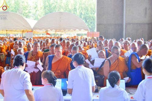 ภาพ No.219324:บรรยากาศการเดินทางเข้าวัดพระธรรมกาย , การต้อนรับปฏิสันถาร , การฉันภัตตาหารเช้า , การลงทะเบียนพระสังฆาธิการ  เนื่องในวันคุ้มครองโลก พิธีถวายมหาสังฆทานคณะสงฆ์ 40,000 กว่าวัดทั่วประเทศ ณ วัดพระธรรมกาย